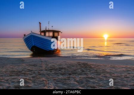 Altes Fischerboot am Strand der Ostsee auf der Insel Usedom bei Sonnenaufgang Stockfoto