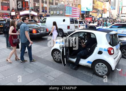 NEW YORK, USA - 24. Mai 2018: Polizist im Polizeiwagen, der seine Aufgaben auf den Straßen von Manhattan wahrnimmt. New York City Police Department (NYPD). Stockfoto