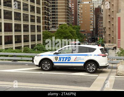 NEW YORK, USA - 10. Juni 2018: Polizeiauto des New York City Police Department (NYPD) auf den Straßen von Manhattan. Stockfoto