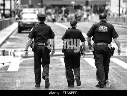 NEW YORK, USA - 10. Juni 2018: Die Polizei des New York City Police Department (NYPD) führt seine Aufgaben auf den Straßen von Manhattan aus. Stockfoto