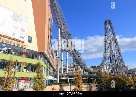 TOKIO, JAPAN - 29. NOVEMBER 2016: Vergnügungspark Tokyo Dome City Attraktionen in Bunkyo Ward, Tokio. Stockfoto