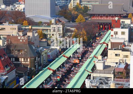 TOKIO, JAPAN - 4. DEZEMBER 2016: Aus der Vogelperspektive auf die Nakamise-dori Souvenir Shop Street und den Sensoji-Tempel von Asakusa in Tokio, Japan. Stockfoto