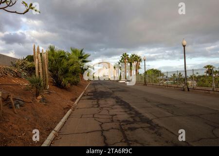 Das architektonisch beeindruckende Auditorio de Teneriffa, Auditorium, Santa Cruz de Teneriffa, Kanarische Inseln, Spanien in seiner weiten Landschaft im guten Licht Stockfoto