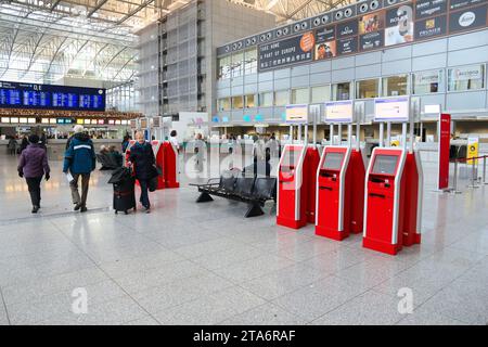 FRANKFURT, DEUTSCHLAND - 6. DEZEMBER 2016: Passagiere besuchen Terminal 2 des Frankfurter Flughafens in Deutschland. Es ist der verkehrsreichste Flughafen in Deutschland Stockfoto