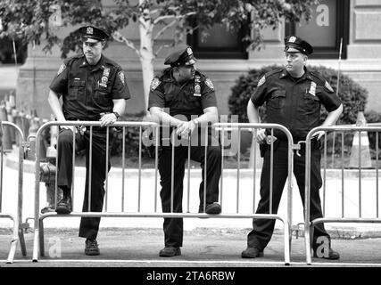NEW YORK, USA - 10. Juni 2018: Polizeibeamte des New York City Police Department (NYPD) sorgen für Sicherheit auf den Straßen von Manhattan. Stockfoto