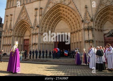 Lyon, Frankreich. November 2023. Der Sarg während der Beerdigung des ehemaligen Bürgermeisters von Lyon und des ehemaligen Innenministers Gerard Collomb in der Kathedrale Saint-Jean in Lyon, Frankreich am 29. November 2023. Am Samstag starb der ehemalige Innenminister und frühe Unterstützer von Emmanuel Macron Gerard Collomb im Alter von 76 Jahren. 2022 gab er bekannt, dass er an Magenkrebs leide. Foto: Bony/Pool/ABACAPRESS.COM Credit: Abaca Press/Alamy Live News Stockfoto