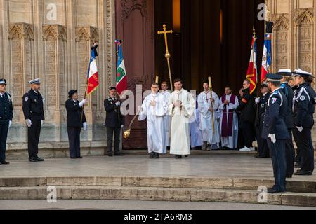 Lyon, Frankreich. November 2023. Atmosphäre während der Beerdigung des ehemaligen Bürgermeisters von Lyon und des ehemaligen Innenministers Gerard Collomb in der Kathedrale Saint-Jean in Lyon, Frankreich am 29. November 2023. Am Samstag starb der ehemalige Innenminister und frühe Unterstützer von Emmanuel Macron Gerard Collomb im Alter von 76 Jahren. 2022 gab er bekannt, dass er an Magenkrebs leide. Foto: Bony/Pool/ABACAPRESS.COM Credit: Abaca Press/Alamy Live News Stockfoto