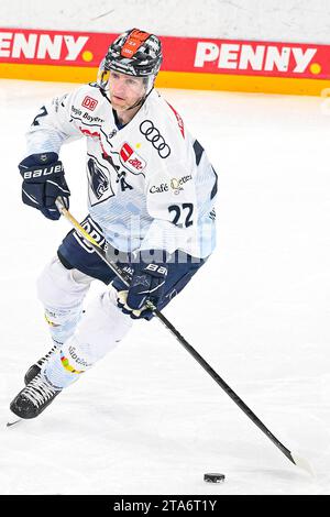 Eishockey DEL - Düsseldorfer EG vs ERC Ingolstadt am 26.11.2023 im PSD Bank Dome in Düsseldorf Ingolstadts Mathew Bodie ( Nr.22) Foto: Osnapix Stockfoto