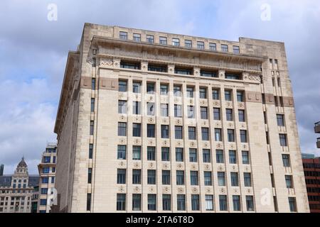 London, Großbritannien. Denkmalgeschütztes historisches Bürogebäude - Adelaide House. Gelegen an der King William Street, North Bank of Thames. Stockfoto