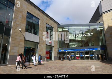 BRADFORD, Vereinigtes Königreich - 11. JULI 2016: Das Broadway-Einkaufszentrum in der Innenstadt von Bradford, Vereinigtes Königreich. Stockfoto