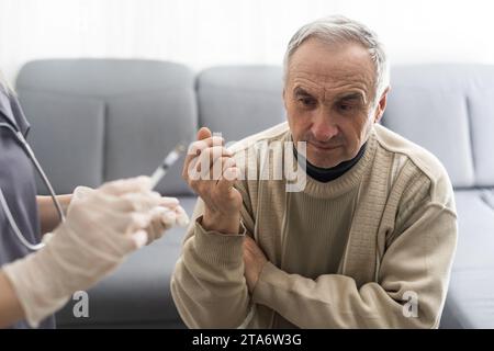 Älterer Mann erhält Coronavirus-Impfstoff Stockfoto