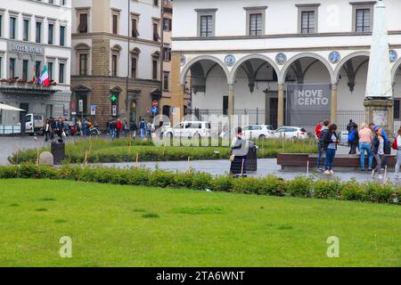 FLORENZ, ITALIEN - 2. MAI 2015: Besucher besuchen den Altstadtplatz Piazza di Santa Maria Novella in Florenz, Italien. Stockfoto