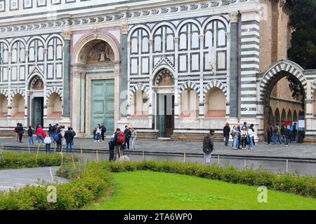 FLORENZ, ITALIEN - 2. MAI 2015: Besucher besuchen den Altstadtplatz Piazza di Santa Maria Novella in Florenz, Italien. Stockfoto