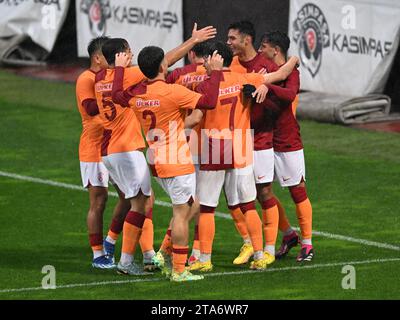 ISTANBUL - Galatasaray U19 feiert das Tor von Baran Demiroglu aus der Galatasaray U19 während des Spiels der UEFA Youth League Group zwischen Galatasaray SK und Manchester United FC im Recep Tayyip Erdogan Stadium am 29. November in Istanbul, Türkei. ANP | Hollandse Hoogte | GERRIT VAN COLOGNE Credit: ANP/Alamy Live News Stockfoto