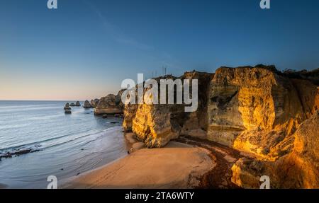 Am frühen Morgen am Praia Dona Ana oder Dona Ana Beach in Lagos in der Algarve in Portugal Stockfoto