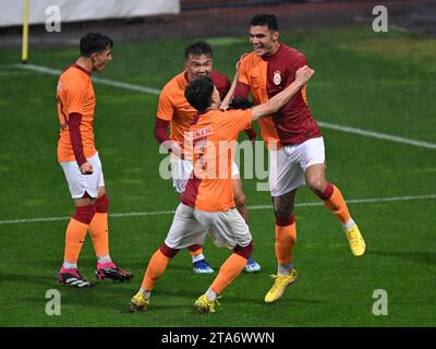 ISTANBUL - Galatasaray U19 feiert das Tor von Baran Demiroglu aus Galatasaray U19 (r) während des Spiels der UEFA Youth League Group zwischen Galatasaray SK und Manchester United FC im Recep Tayyip Erdogan Stadium am 29. November in Istanbul, Türkei. ANP | Hollandse Hoogte | GERRIT VAN COLOGNE Credit: ANP/Alamy Live News Stockfoto