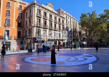 BARCELONA, SPANIEN - 7. OKTOBER 2021: Die Menschen laufen entlang der berühmten Rambla Avenue in Barcelona, Spanien. Barcelona ist die zweitgrößte Stadt Spaniens. Stockfoto