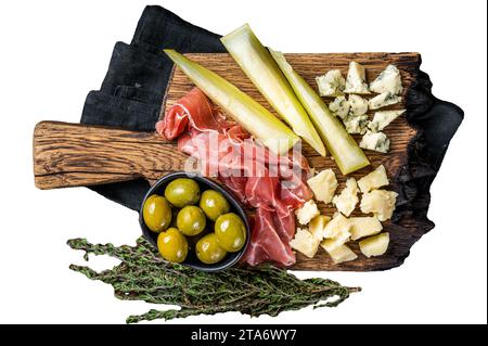 Käse- und Fleischplatte, Antipasti mit Schinken, Parmesan, Blauschimmelkäse, Melone und Oliven auf Holzbrett. Isolierter, weißer Hintergrund Stockfoto