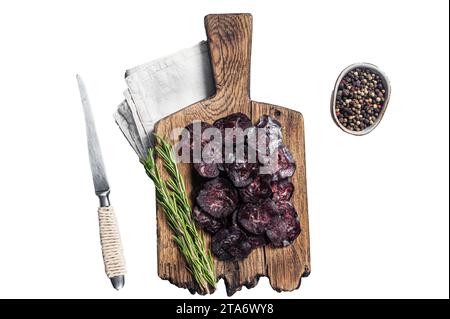 Geschnittene Pferdewurst auf Holzbrett mit Kräutern. Isolierter, weißer Hintergrund Stockfoto