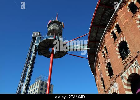 BARCELONA, SPANIEN - 8. OKTOBER 2021: Arenas de Barcelona Gebäude in Spanien. Früher war es ein berühmtes Stierkampfstadion, heute wird es zu einem Einkaufszentrum umgebaut. Stockfoto