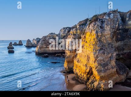 Am frühen Morgen am Praia Dona Ana oder Dona Ana Beach in Lagos in der Algarve in Portugal Stockfoto