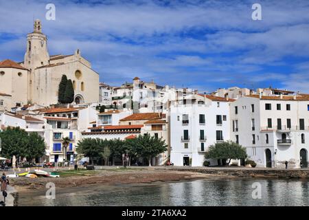 CADAQUES, SPANIEN - 5. OKTOBER 2021: Die Menschen besuchen den malerischen Fischerhafen von Cadaques in Katalonien in Spanien. Die Stadt liegt in Alt Empord Stockfoto