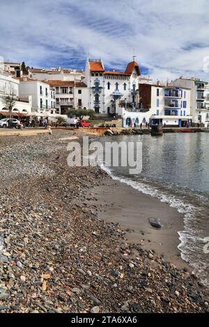 CADAQUES, SPANIEN - 5. OKTOBER 2021: Die Menschen besuchen den malerischen Fischerhafen von Cadaques in Katalonien in Spanien. Die Stadt liegt in Alt Empord Stockfoto