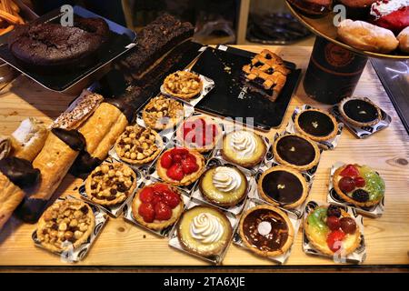 BARCELONA, SPANIEN - 7. OKTOBER 2021: Ausstellung lokaler typisch spanischer Gebäckprodukte im Café im Stadtzentrum von Barcelona, Spanien. Stockfoto