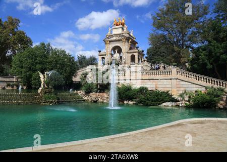 BARCELONA, SPANIEN - 7. OKTOBER 2021: Besucher besuchen den Brunnen Cascada im Parc de la Ciutadella in Barcelona, Spanien. Cascada wurde 1881 erbaut. Stockfoto