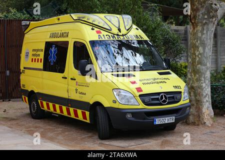 BARCELONA, SPANIEN - 7. OKTOBER 2021: Rettungswagen Mercedes-Benz Transporter in Barcelona, Spanien. Stockfoto