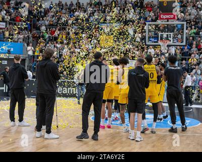 Ludwigsburg, Deutschland. November 2023. Jubel der MHP Riesen, GER, MHP Riesen Ludwigsburg vs. ALBA Berlin, Basketball, Bundesliga, easycredit BBL, 9. Spieltag, Spielzeit 2023/2024, 26.11.2023, Foto: Eibner-Pressefoto/Sascha Walther Credit: dpa/Alamy Live News Stockfoto