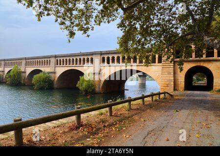 Canal du Midi Brücke über den Fluss Orb in Beziers, Frankreich. Stockfoto