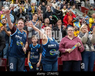 Ludwigsburg, Deutschland. November 2023. Berliner Fans, GER, MHP Riesen Ludwigsburg vs. ALBA Berlin, Basketball, Bundesliga, easycredit BBL, 9. Spieltag, Spielzeit 2023/2024, 26.11.2023, Foto: Eibner-Pressefoto/Sascha Walther Credit: dpa/Alamy Live News Stockfoto