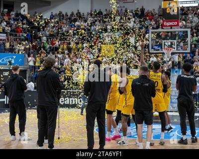 Ludwigsburg, Deutschland. November 2023. Jubel der MHP Riesen, GER, MHP Riesen Ludwigsburg vs. ALBA Berlin, Basketball, Bundesliga, easycredit BBL, 9. Spieltag, Spielzeit 2023/2024, 26.11.2023, Foto: Eibner-Pressefoto/Sascha Walther Credit: dpa/Alamy Live News Stockfoto