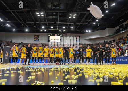 Ludwigsburg, Deutschland. November 2023. Jubel der Ludwigsbuger, GER, MHP Riesen Ludwigsburg vs. ALBA Berlin, Basketball, Bundesliga, easycredit BBL, 9. Spieltag, Spielzeit 2023/2024, 26.11.2023, Foto: Eibner-Pressefoto/Sascha Walther Credit: dpa/Alamy Live News Stockfoto