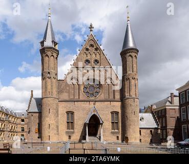 DEN HAAG, NIEDERLANDE - 21. MAI 2021: Der Ridderzaal (Rittersaal) auf dem Binnenhof in den Haag, Niederlande Stockfoto