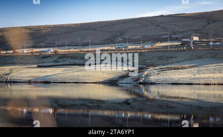 West Yorkshire, Großbritannien. November 2023. Wetter in Großbritannien. Starker Frost am Rande der M62 in West Yorkshire in der Nähe des Highpoints der Autobahn am Booth Wood Reservoir. Eine Kälteperiode wird voraussichtlich zu eisigen Bedingungen in ganz Großbritannien führen. Die M62 ist eine 107 Meilen (172 km) lange Trans-Pennine-Autobahn in Nordengland, die Liverpool und Hull über Manchester, Bradford, Leeds und Wakefield verbindet Stockfoto