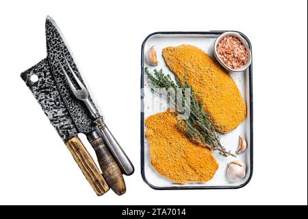 Rohe Hähnchenschnitzel in Brotkrumen, roh gekochtes Fleischsteak. Isolierter, weißer Hintergrund Stockfoto