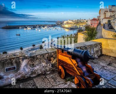 Kanoniker am Castelo de Sines oder Schloss Sines in der Stadt Sines in der Region Costa Azul in Portugal Stockfoto