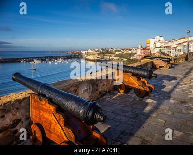 Kanoniker am Castelo de Sines oder Schloss Sines in der Stadt Sines in der Region Costa Azul in Portugal Stockfoto