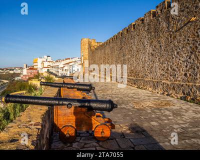 Kanoniker am Castelo de Sines oder Schloss Sines in der Stadt Sines in der Region Costa Azul in Portugal Stockfoto