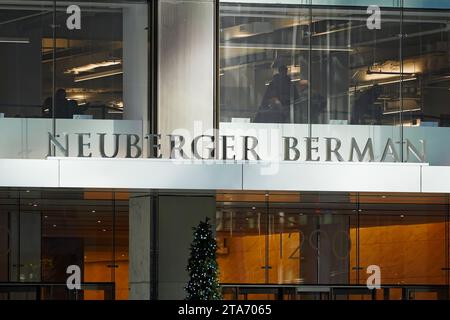 New York, NY - 23. November 2023: Hauptsitz des privaten Investmentmanagements Neuberger Berman an der 1290 Avenue of the Americas i Stockfoto