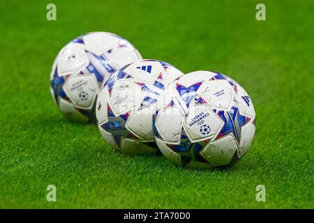 Mailand, Italien. November 2023. Die Spielbälle von Adidas sind bereit für das UEFA Champions League-Spiel zwischen dem AC Milan und Borussia Dortmund in San Siro in Mailand. (Foto: Gonzales Photo/Alamy Live News Stockfoto