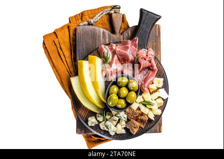 Italienische Vorspeisenplatte, Antipasti-Snack mit Schinken, Parmesan, Blauschimmelkäse, Melone und Oliven auf Holzbrett. Isolierter, weißer Hintergrund Stockfoto