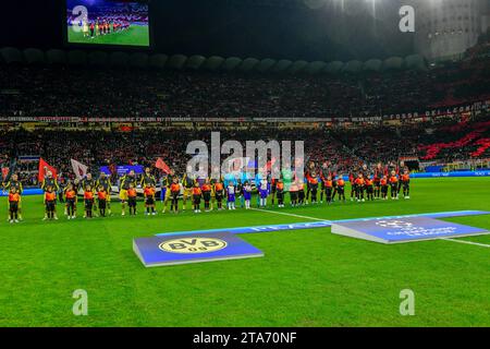Mailand, Italien. November 2023. Die Spieler der beiden Teams stehen für das UEFA Champions League-Spiel zwischen dem AC Mailand und Borussia Dortmund in San Siro in Mailand an. (Foto: Gonzales Photo/Alamy Live News Stockfoto