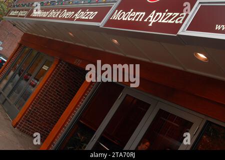 Modern Apizza ist eine beliebte Pizzeria, Pizzeria und italienisches Restaurant in New Haven Connecticut Stockfoto