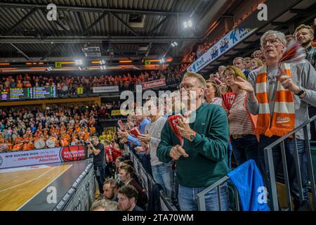 26.11.2023, RASTA Dome, Vechta, GER, BARMER 1. BBL; Rasta Vechta vs FC Bayern München im Bild Feature Zuschauer Stimmung RASTA DOME Foto © nordphoto GmbH/Kokenge Stockfoto