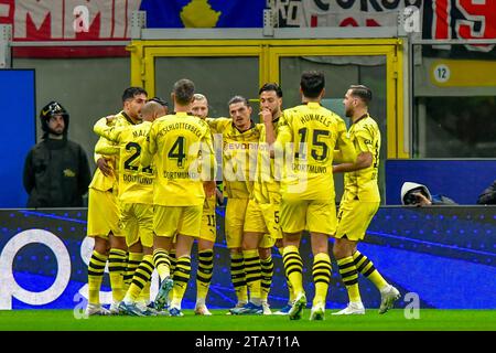 Mailand, Italien. November 2023. Marco Reus (11) von Borussia Dortmund erzielte 0-1 einen Elfmeterschieß während des UEFA Champions League-Spiels zwischen dem AC Mailand und Borussia Dortmund in San Siro in Mailand. (Foto: Gonzales Photo/Alamy Live News Stockfoto