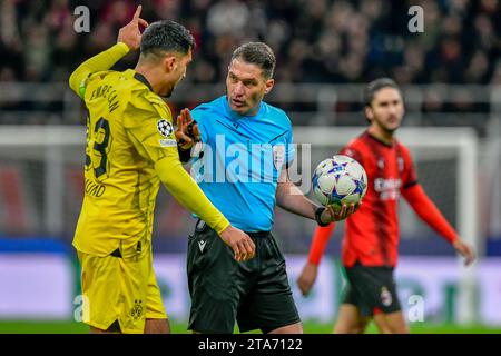 Mailand, Italien. November 2023. Schiedsrichter Istvan Kovacs war beim UEFA Champions League-Spiel zwischen dem AC Milan und Borussia Dortmund in San Siro in Mailand zu sehen. (Foto: Gonzales Photo/Alamy Live News Stockfoto
