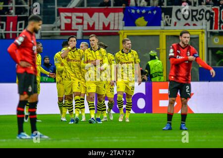 Mailand, Italien. November 2023. Marco Reus (11) von Borussia Dortmund erzielte 0-1 einen Elfmeterschieß während des UEFA Champions League-Spiels zwischen dem AC Mailand und Borussia Dortmund in San Siro in Mailand. (Foto: Gonzales Photo/Alamy Live News Stockfoto